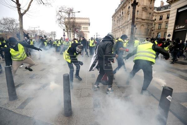 پلیس فرانسه به روی تظاهرکنندگان در پاریس گاز اشک آور شلیک پلیس فرانسه به روی تظاهرکنندگان در پاریس گاز اشک آور شلیک کرد