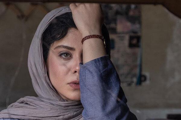 ارائه نسخه ای از دوزیست به دبیرخانه جشنواره فیلم فجر ارائه نسخه ای از دوزیست به دبیرخانه جشنواره فیلم فجر