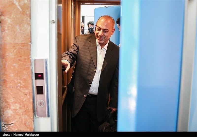امیری: رایزنی سعادتمند برای پرداخت بدهی های استقلال اقدام امیری: رایزنی سعادتمند برای پرداخت بدهی های استقلال اقدام مثبتی است، در این شرایط اشغال کردن پست در باشگاه را خیانت می دانم