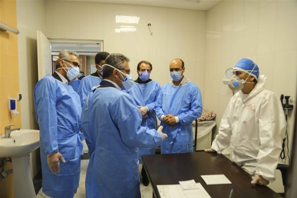 خبرنگاران معاون درمان وزیر بهداشت از مراکز درمانی شهرستان قاینات بازدید کرد