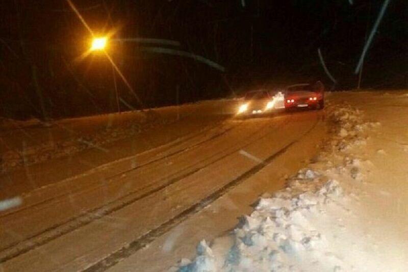 خبرنگاران جاده های تکاب برفی و لغزنده است