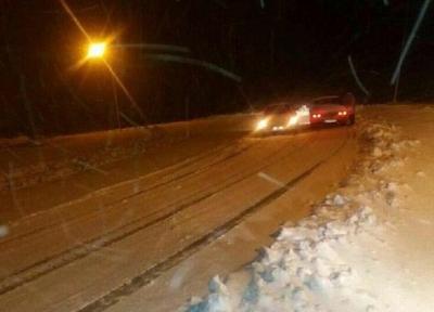 خبرنگاران جاده های تکاب برفی و لغزنده است