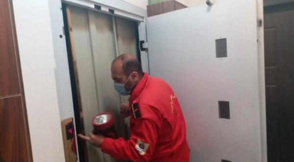 نجات پنج شهروند تبریزی محبوس در آسانسور نجات پنج شهروند تبریزی محبوس در آسانسور