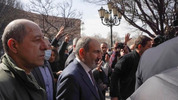 معترضا ارمنستان جلوی کاروان خوروهای حامل پاشینیان را گرفتند