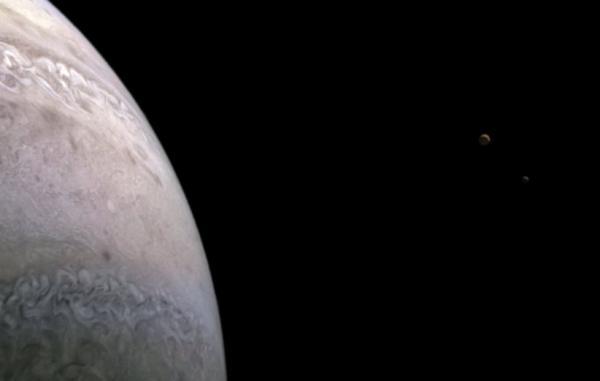 فضاپیمای ناسا عکسی مجذوب کننده از دو قمر بزرگ مشتری ثبت کرد